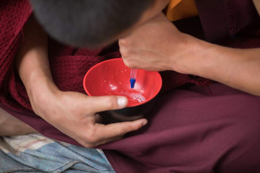 Как и чем живут молодые монахи в монастыре на севере Индии