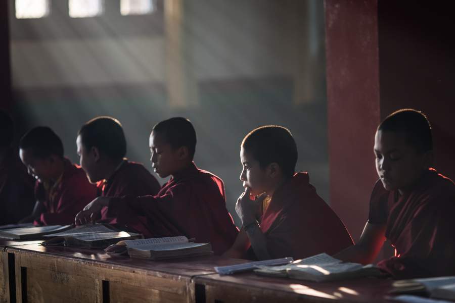 Как и чем живут молодые монахи в монастыре на севере Индии