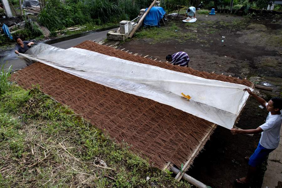 Главное вовремя накрыть палочки, если пойдет дождь, иначе вся партия испорчена