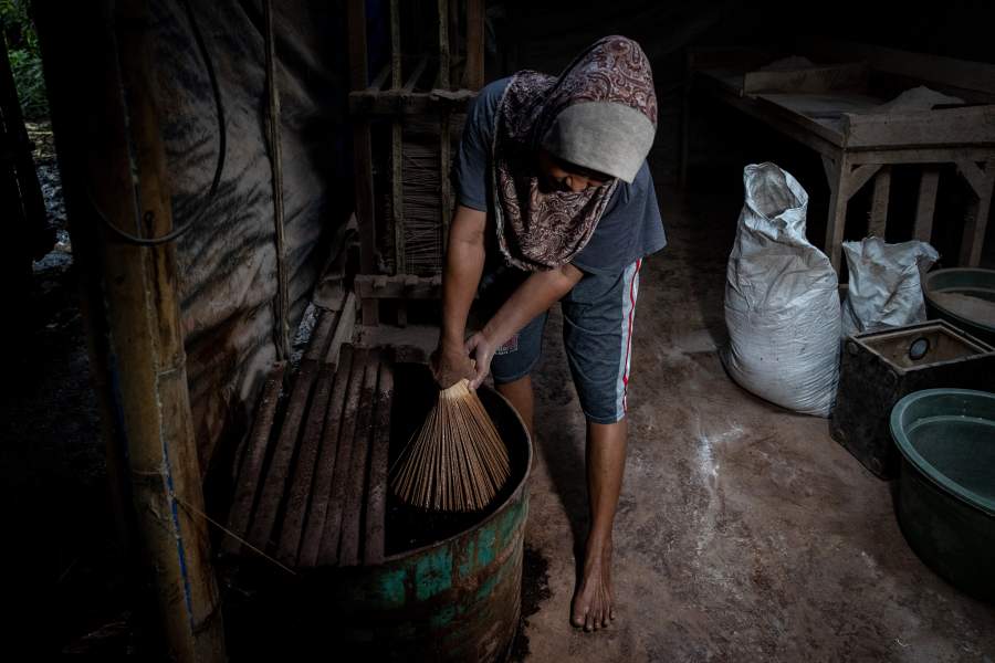 Как в Индонезии делают аромапалочки к китайскому Новому году