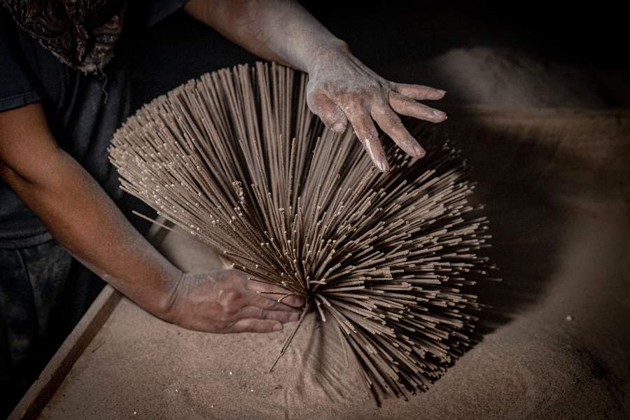 Как в Индонезии делают аромапалочки к китайскому Новому году