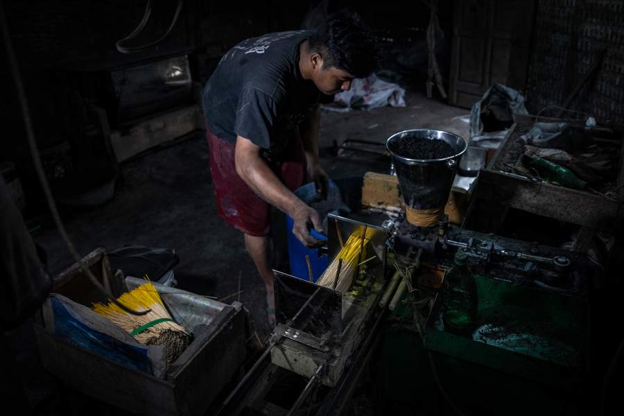 Приготовление смеси для палочек из древесного угля