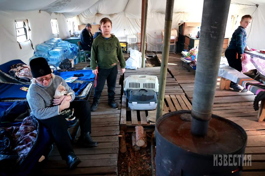 Палаточный лагерь беженцев в районе Старобельска
