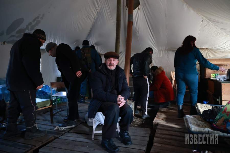 Палаточный лагерь беженцев в районе Старобельска