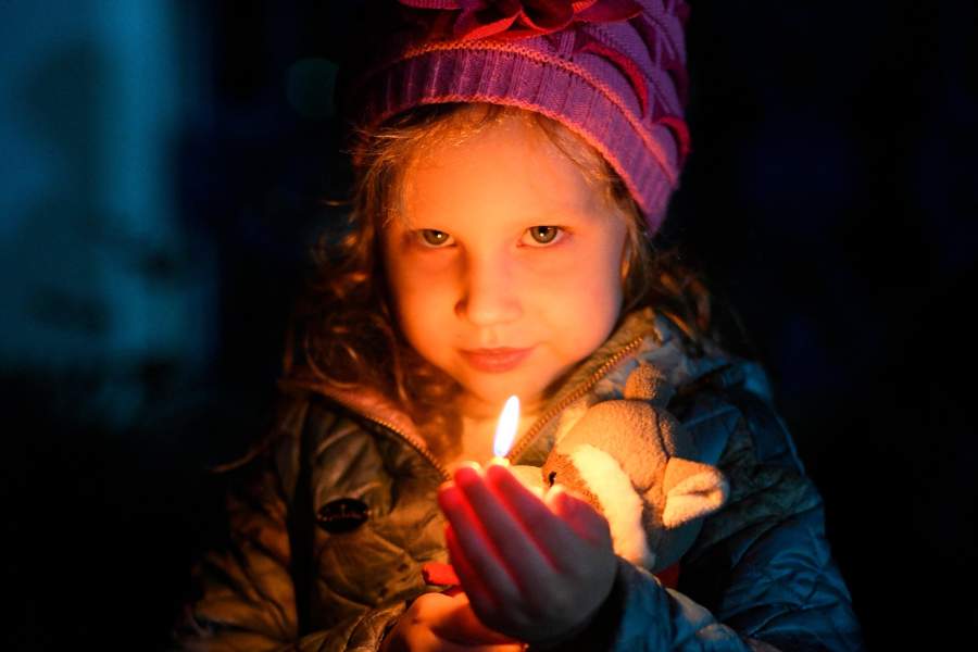 Ребенок на пасхальном богослужении в Свято-Воскресенском кафедральном соборе в Бишкеке