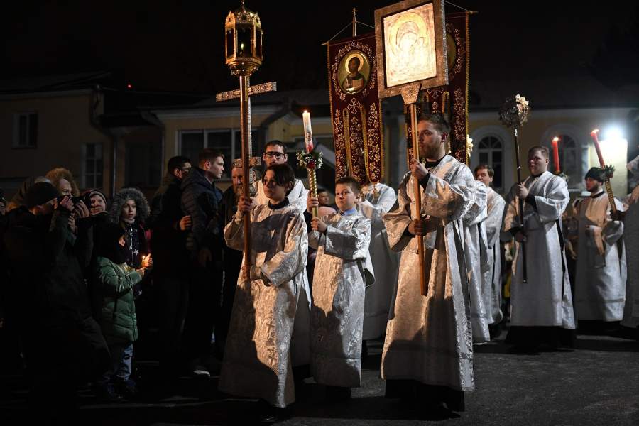 Священнослужители во время пасхального крестного хода возле Вознесенского кафедрального собора в Новосибирске