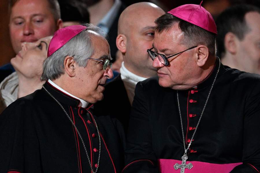 Апостольский нунций в РФ (посол Ватикана) архиепископ Джованни Д'Аньелло (слева) и архиепископ-митрополит католической епархии Божией Матери в Москве Паоло Пецци перед началом пасхального богослужения в храме Христа Спасителя в Москве.