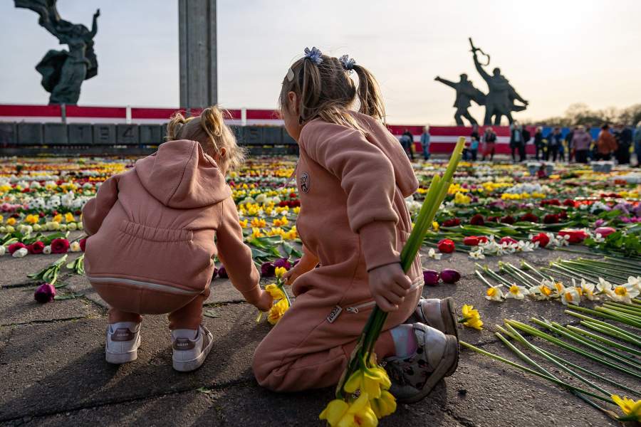 Дети возлагают цветы у мемориального комплекса "Памятник воинам Советской Армии - освободителям Советской Латвии и Риги от немецко-фашистских захватчиков" в Риге.