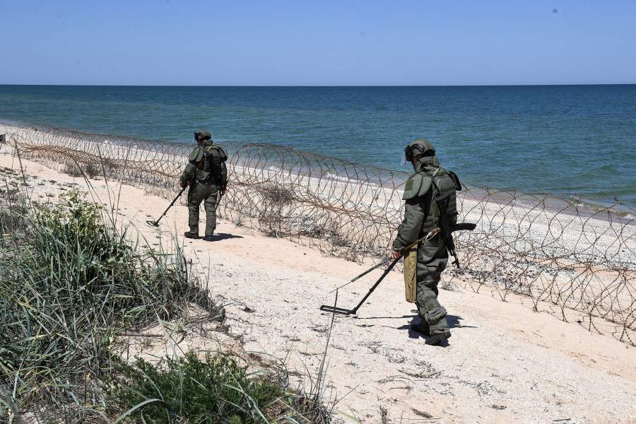 Саперы разминировали Арабатскую стрелку в Азовском море