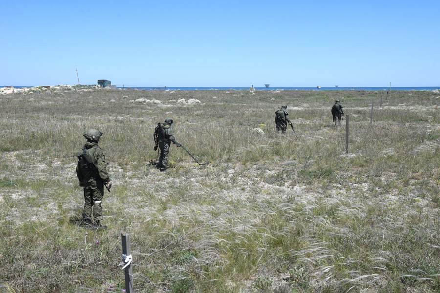 Саперы разминировали Арабатскую стрелку в Азовском море