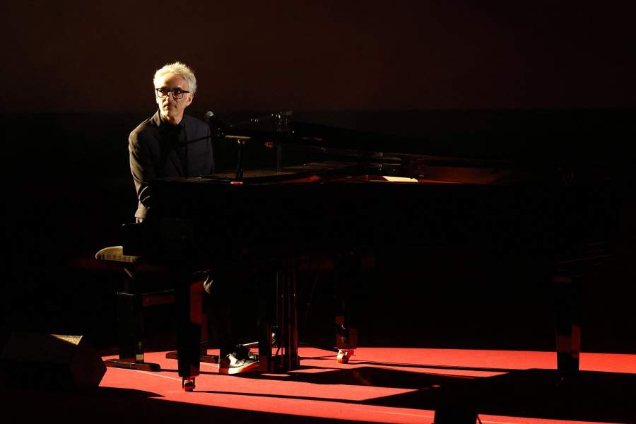 На сцене выступает певец и музыкант Винсент Делерм.