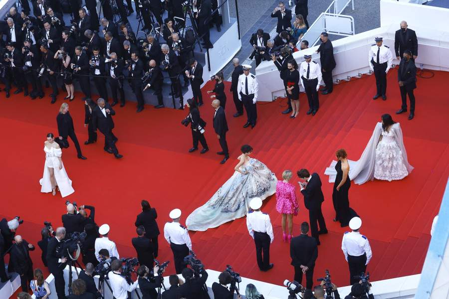 Церемония открытия 75-ого Каннского кинофестиваля и показ фильма «Окончательный монтаж» (Final Cut) вне конкурса, а также прибытие гостей на красную дорожку. Канны, Франция, 17 мая 2022 года. 