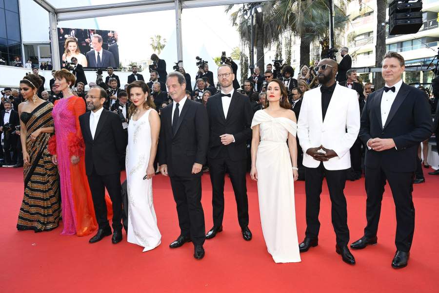 Члены жюри Ребекка Холл, Дипика Падуконе, Нуми Рапас, Жасмин Тринка, Асгар Фархади, Ладж Ли, Джефф Николс и Йоаким Триер.