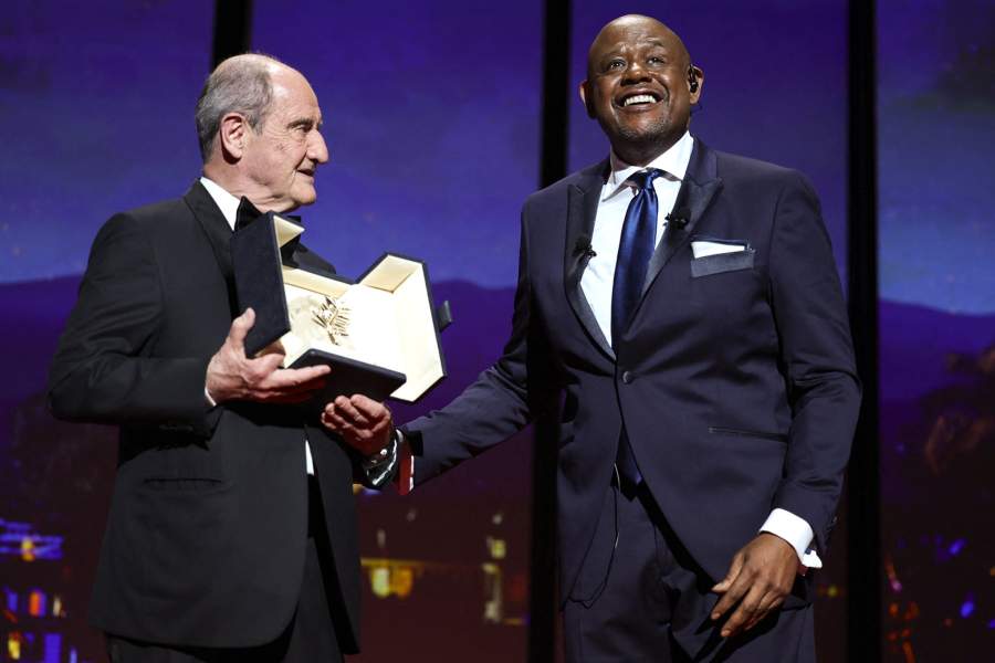Форест Уитакер получает почётную Золотую пальмовую ветвь от президента Каннского кинофестиваля Пьера Лескюра.