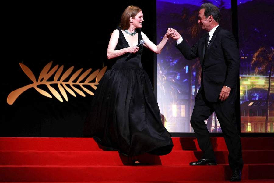 Джулианна Мур выходит на сцену вместе с Венсаном Линдоном, председателем жюри 75-го Каннского кинофестиваля.