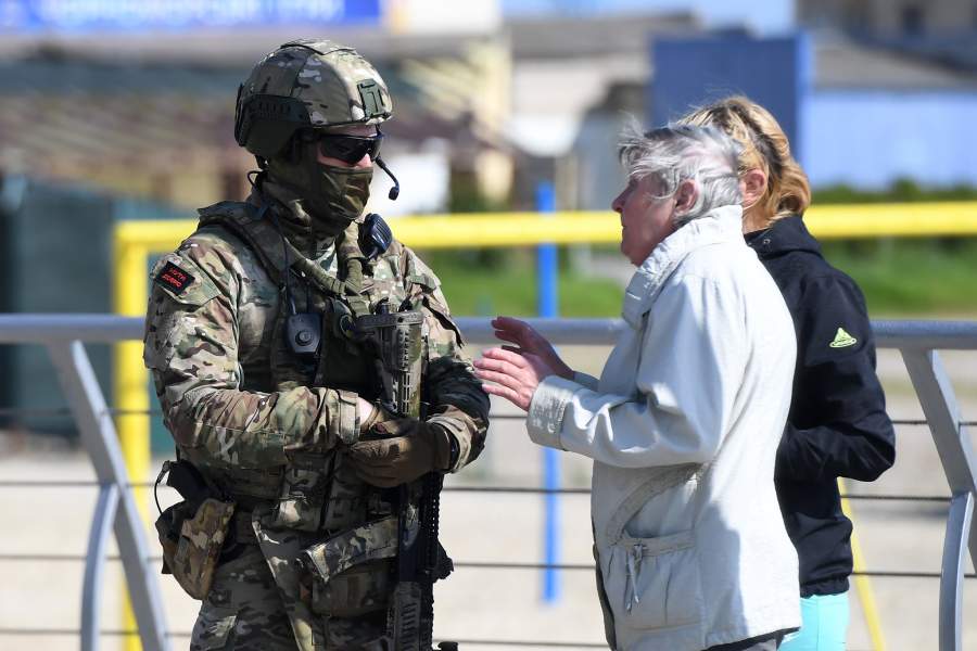 Жители города общаются с российским военным