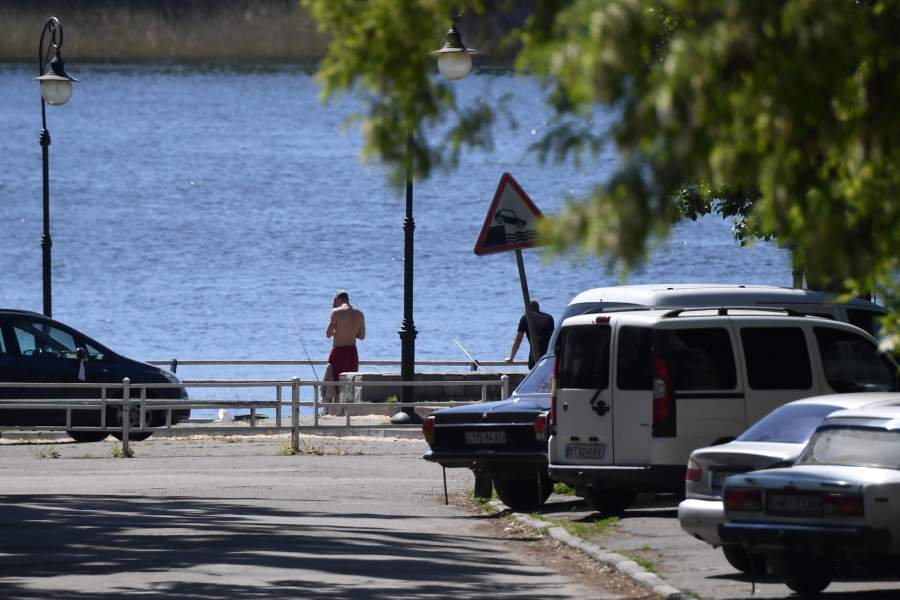 Рыбаки на набережной Херсона.