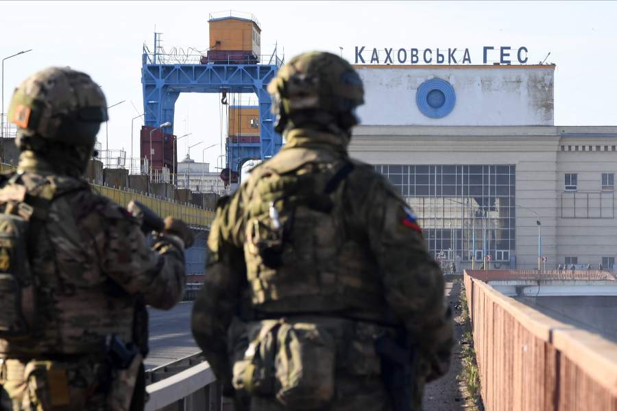 Военнослужащие РФ возле здания Каховской ГЭС