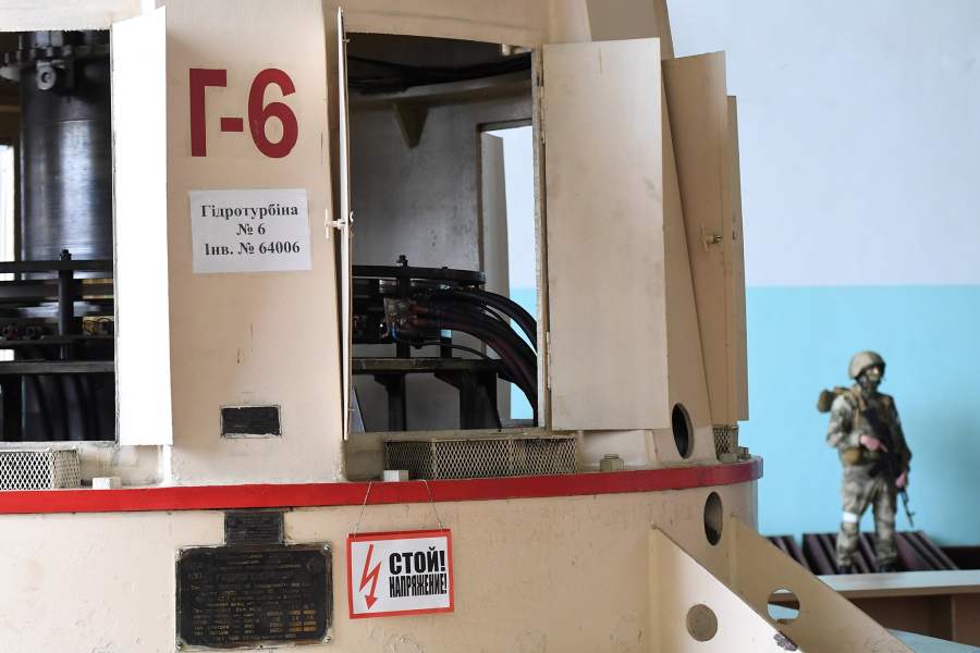 оеннослужащий РФ в турбинном зале Каховской ГЭС