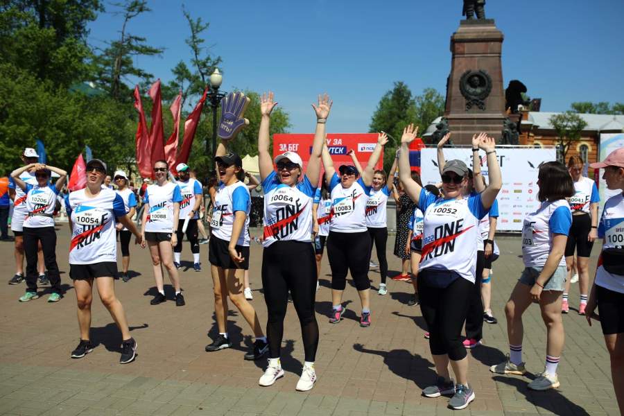 Разминка перед стартом забега в Иркутске