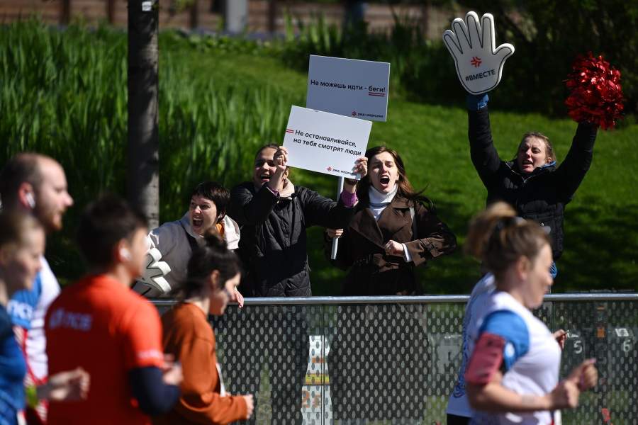Болельщики поддерживают участников всероссийского полумарафона «ЗаБег.РФ» в Москве
