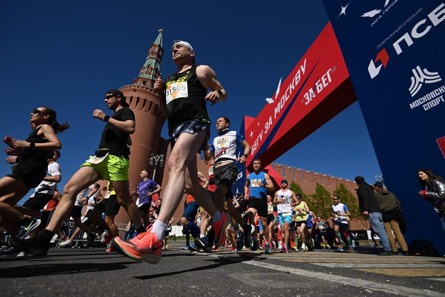 Участники всероссийского полумарафона ЗаБег.РФ на дистанции в Москве