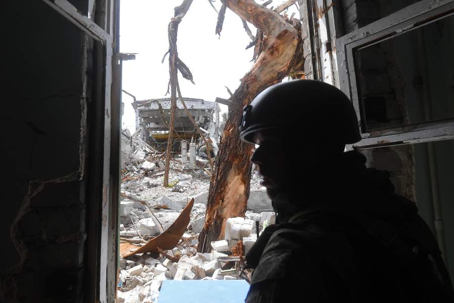 Военнослужащий батальона «Восток» Народной милиции ДНР наблюдает за выходом из тоннеля на территории комбината «Азовсталь», из которого в прошедшие дни выходили украинские военнослужащие и боевики нацбатальона «Азов», сдававшиеся в плен