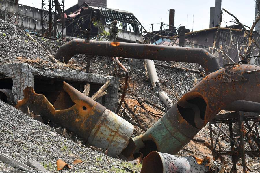 Выход из тоннеля на территории комбината «Азовсталь», из которого в прошедшие дни выходили украинские военнослужащие и боевики нацбатальона «Азов», сдававшиеся в плен