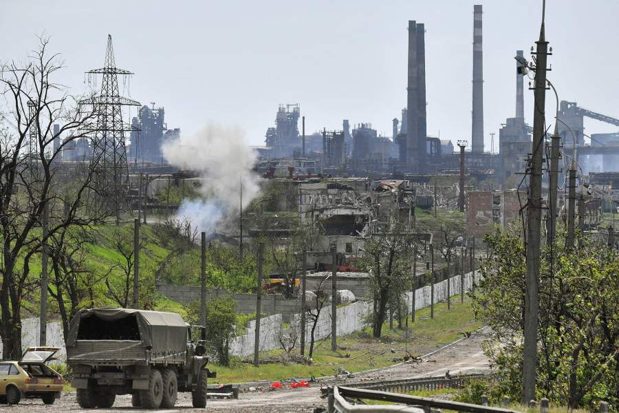 Саперы батальона «Восток» Народной милиции ДНР подрывают неразорвавшиеся снаряды и мины, найденные на территории комбината «Азовсталь» в Мариуполе