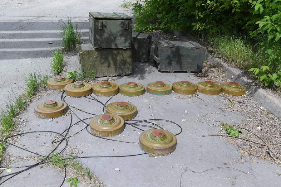 Мины, найденные на территории разрушенного комбината «Азовсталь» в Мариуполе