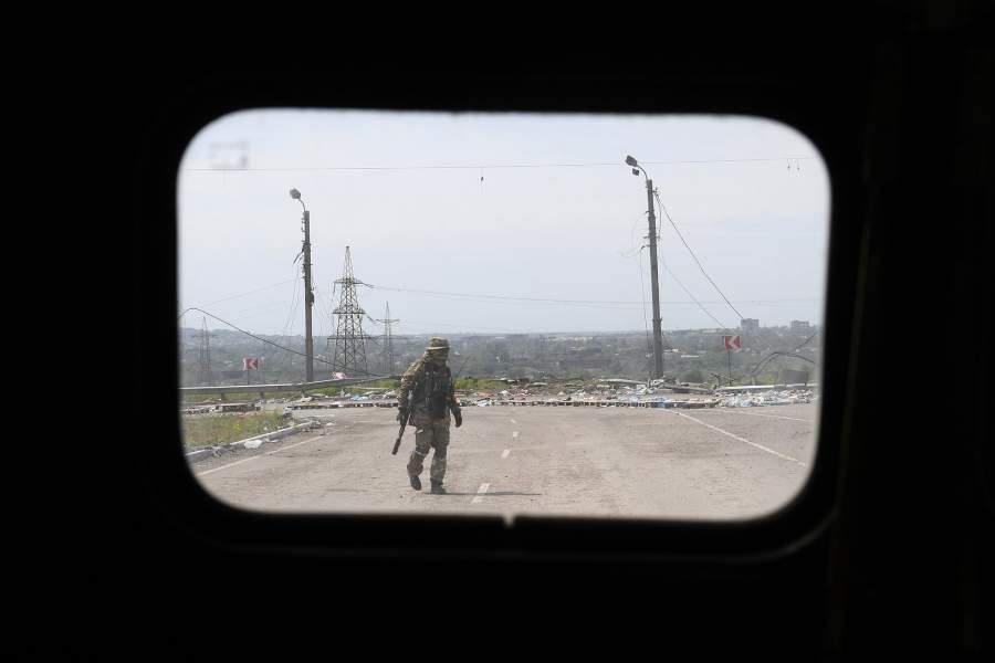 Дорога у комбината «Азовсталь» в Мариуполе, по которой в прошедшие дни выходили сдаваться в плен украинские военнослужащие и боевики нацбатальона «Азов»