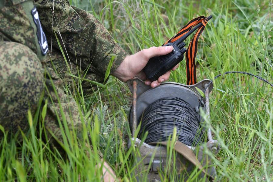 Сапер готовит управляемый подрыв оставленной украинской армией взрывчатки у шлюза Северо-Крымского канала в Херсонской области