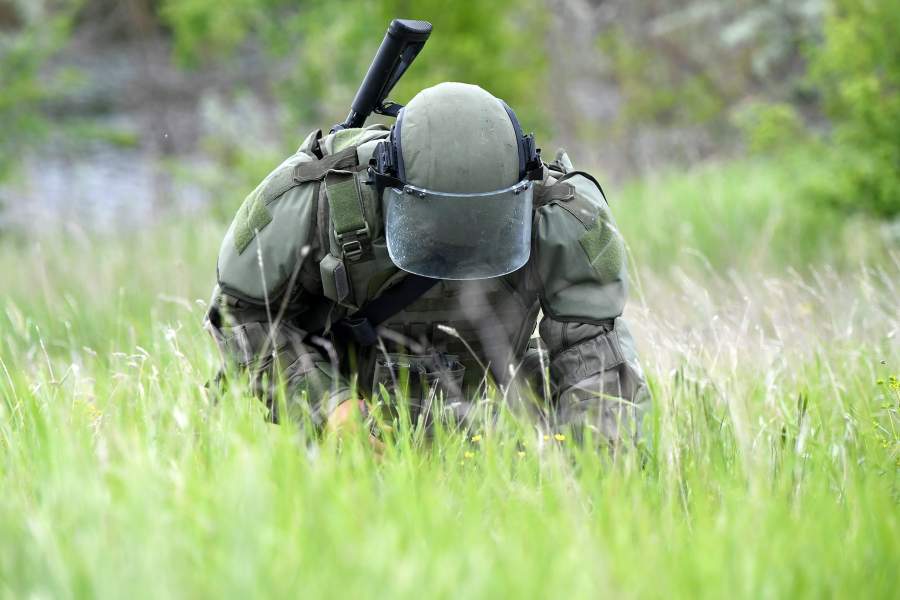 Сапер ВС РФ во время работ по восстановлению гидротехнических сооружений Северо-Крымского канала в Херсонской области, обеспечивающего работу завода «Крымский титан»