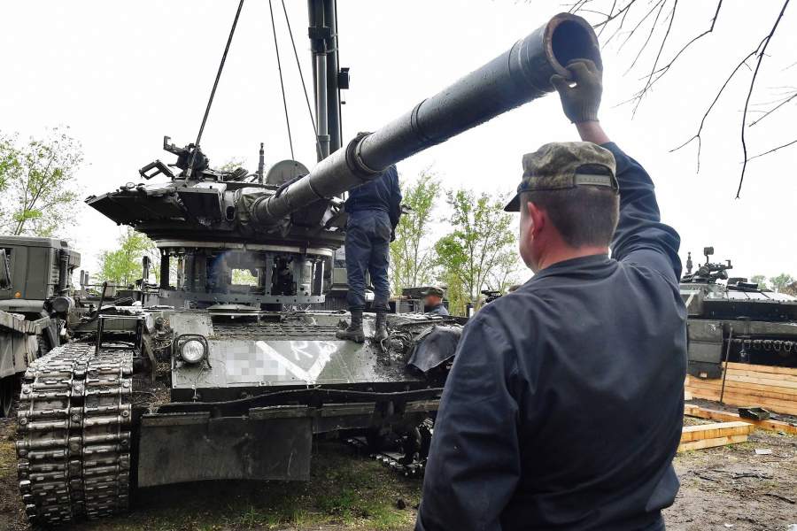 Военнослужащие ремонтно-восстановительного полка Вооруженных сил РФ устанавливают башню на танк Т-80 в полевых условиях в зоне специальной военной операции на Украине