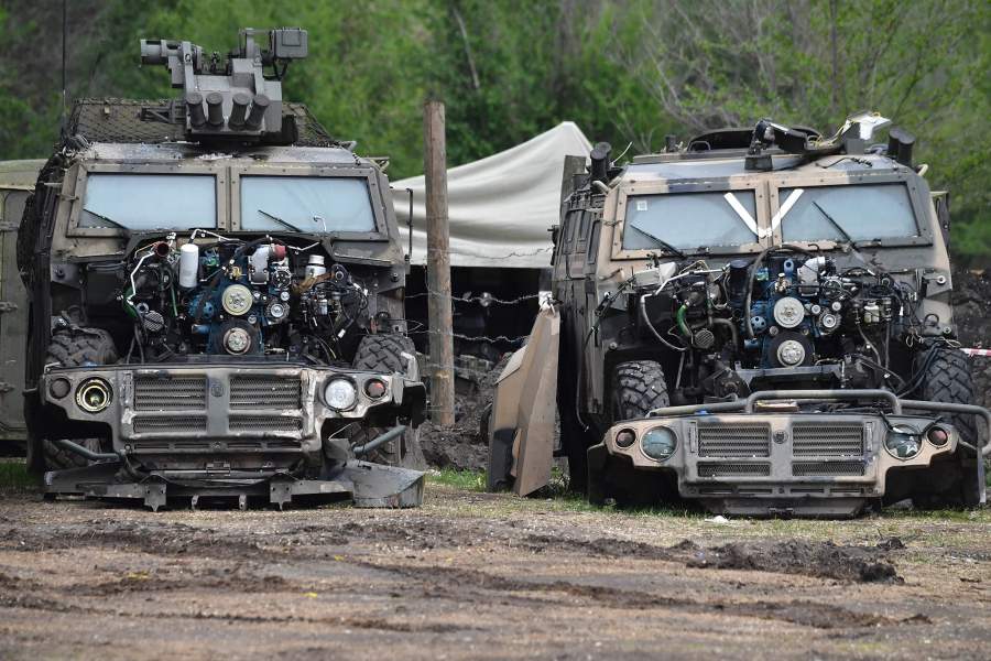Разобранная военная техника в месте расположения ремонтно-восстановительного полка Вооруженных сил РФ, военнослужащие которого работают в полевых условиях в зоне специальной военной операции на Украине