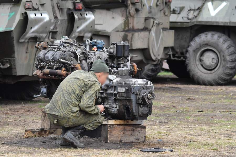 Военнослужащий ремонтно-восстановительного полка Вооруженных сил РФ работает в полевых условиях в зоне специальной военной операции на Украине