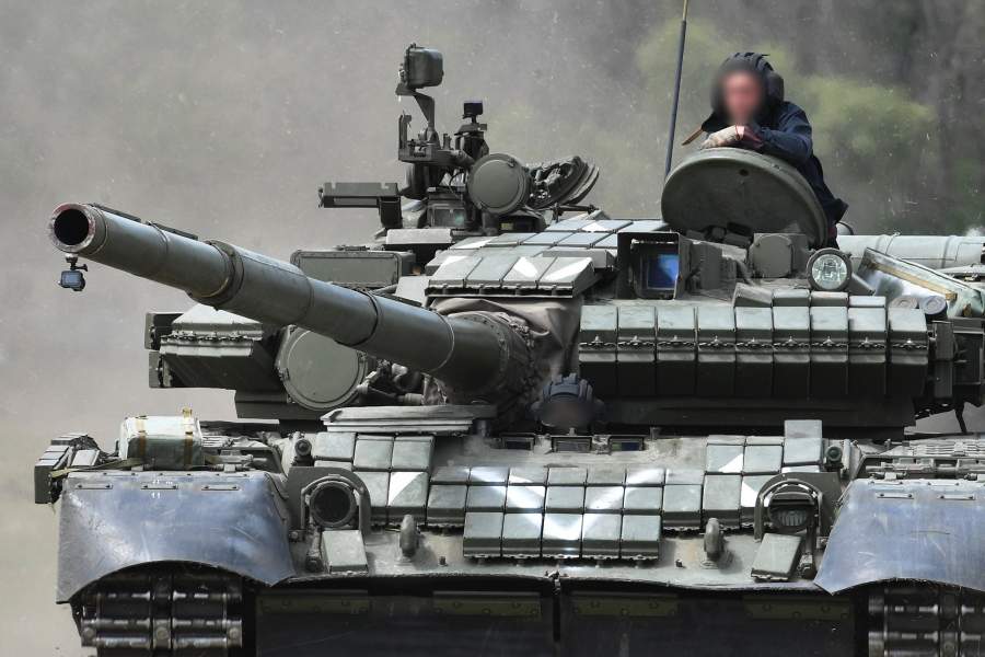 Проверка функциональности танка Т-80, после того как его отремонтировали военнослужащие ремонтно-восстановительного полка Вооруженных сил РФ в полевых условиях в зоне специальной военной операции на Украине