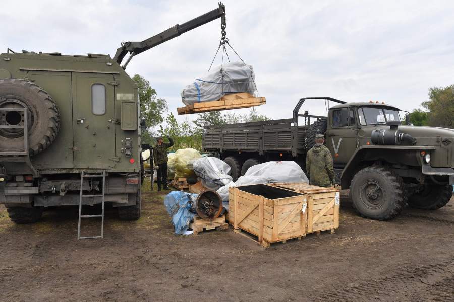 Военнослужащие ремонтно-восстановительного полка Вооруженных сил РФ занимаются погрузкой двигателей в полевых условиях в зоне специальной военной операции на Украине