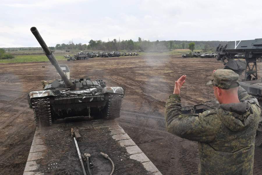 Военнослужащие ремонтно-восстановительного полка Вооруженных сил РФ грузят на трал танк в зоне специальной военной операции на Украине