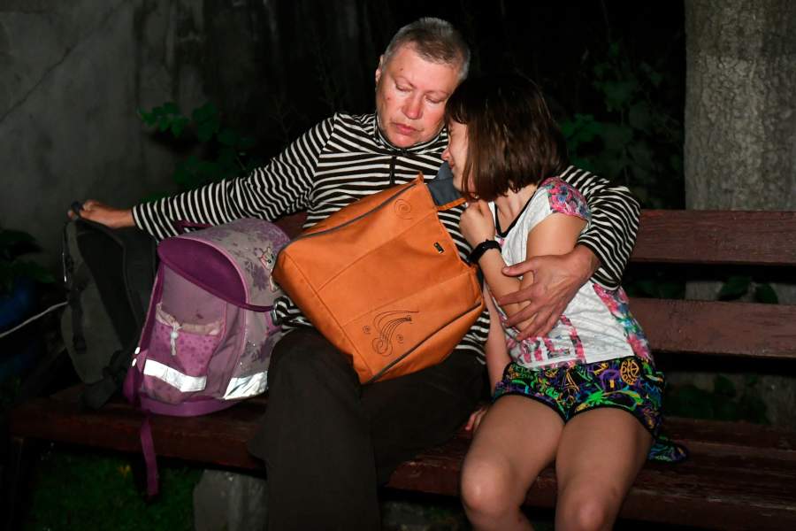 Люди на улице возле дома, пострадавшего в результате обстрела ВСУ Донецка