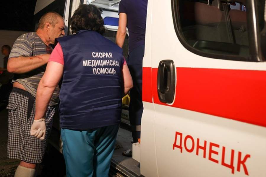 Оказание медицинской помощи мужчине, пострадавшему в результате обстрела