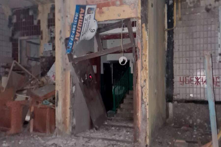 Жилой дом, пострадавший в результате обстрела Донецка силами ВСУ