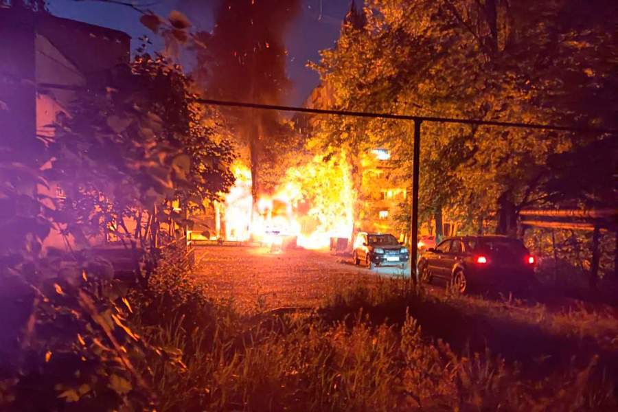 Пожар, возникший в результате обстрела центра Донецка