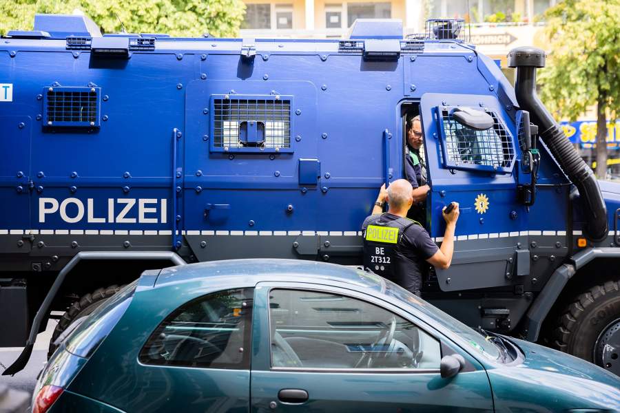 Машина въехала в толпу в центре Берлина