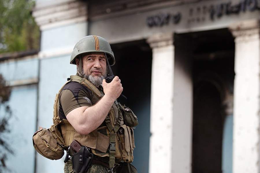 Украина. Луганская область. Северодонецк. Командир штурмовой роты спецназа "Ахмат" с позывным "Кипиш" на территории завода "Азот", где продолжается эвакуация мирных жителей. Эвакуация стала возможной после того, как территория предприятия полностью перешла под контроль сил ЛНР и России. В ответ на обращение руководителей республик Донбасса с просьбой о помощи Вооруженные силы РФ проводят специальную военную операцию на Украине