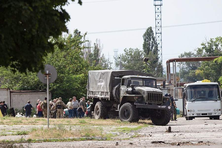 Украина. Луганская область. Северодонецк. Мирные жители во время эвакуации с территории завода "Азот". Эвакуация стала возможной после того, как территория предприятия полностью перешла под контроль сил ЛНР и России. В ответ на обращение руководителей республик Донбасса с просьбой о помощи Вооруженные силы РФ проводят специальную военную операцию на Украине