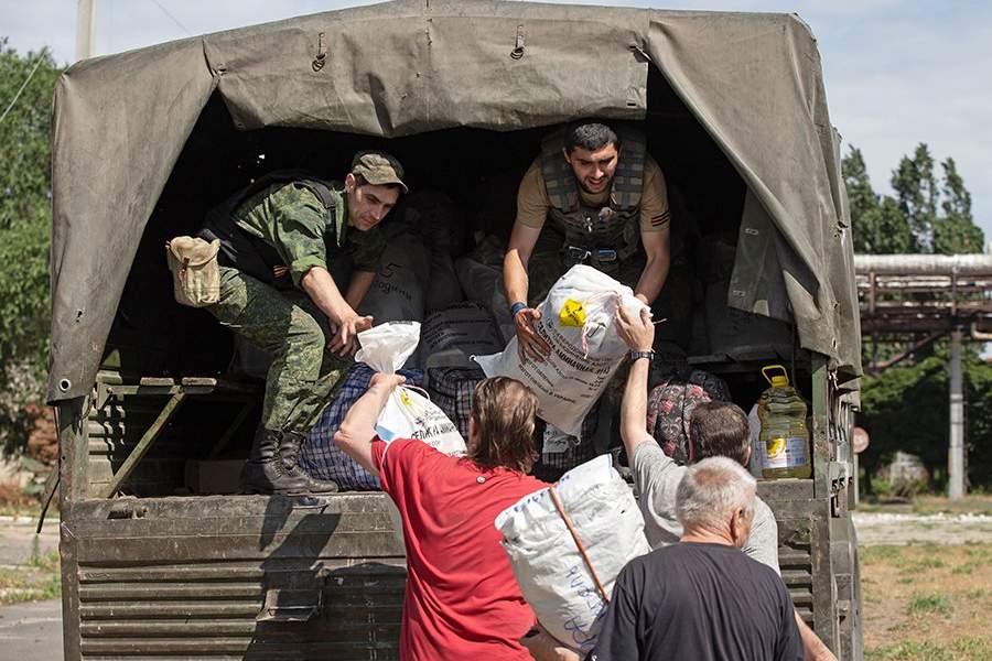 Украина. Луганская область. Северодонецк. Военнослужащие ЛНР помогают мирным жителям во время эвакуации с территории завода "Азот". Эвакуация стала возможной после того, как территория предприятия полностью перешла под контроль сил ЛНР и России. В ответ на обращение руководителей республик Донбасса с просьбой о помощи Вооруженные силы РФ проводят специальную военную операцию на Украине