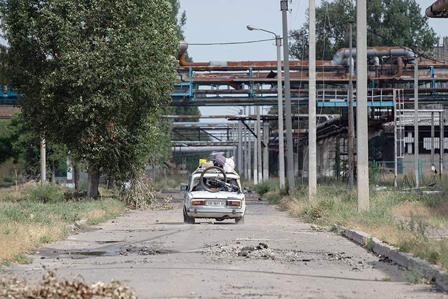 Украина. Луганская область. Северодонецк. Автомобиль с мирными жителями во время эвакуации с территории завода "Азот". Эвакуация стала возможной после того, как территория предприятия полностью перешла под контроль сил ЛНР и России. В ответ на обращение руководителей республик Донбасса с просьбой о помощи Вооруженные силы РФ проводят специальную военную операцию на Украине