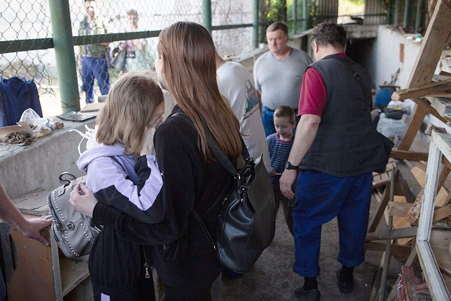 Украина. Луганская область. Северодонецк. Мирные жители во время эвакуации с территории завода "Азот". Эвакуация стала возможной после того, как территория предприятия полностью перешла под контроль сил ЛНР и России. В ответ на обращение руководителей республик Донбасса с просьбой о помощи Вооруженные силы РФ проводят специальную военную операцию на Украине