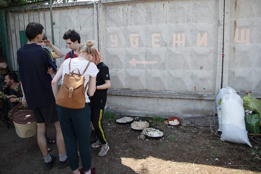 Украина. Луганская область. Северодонецк. Мирные жители во время эвакуации с территории завода "Азот". Эвакуация стала возможной после того, как территория предприятия полностью перешла под контроль сил ЛНР и России. В ответ на обращение руководителей республик Донбасса с просьбой о помощи Вооруженные силы РФ проводят специальную военную операцию на Украине